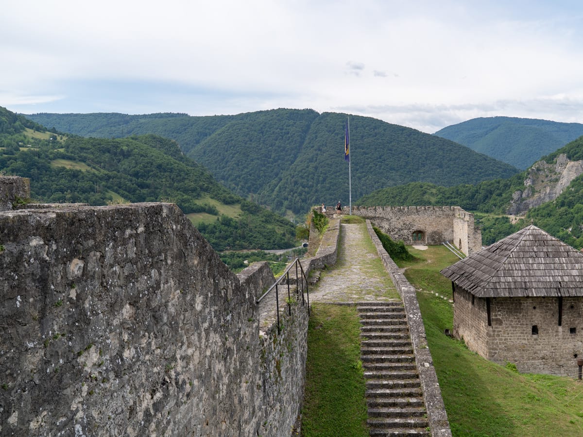Wehrgang der Zitadelle von Jajce mit Blick über das Vrbas-Tal