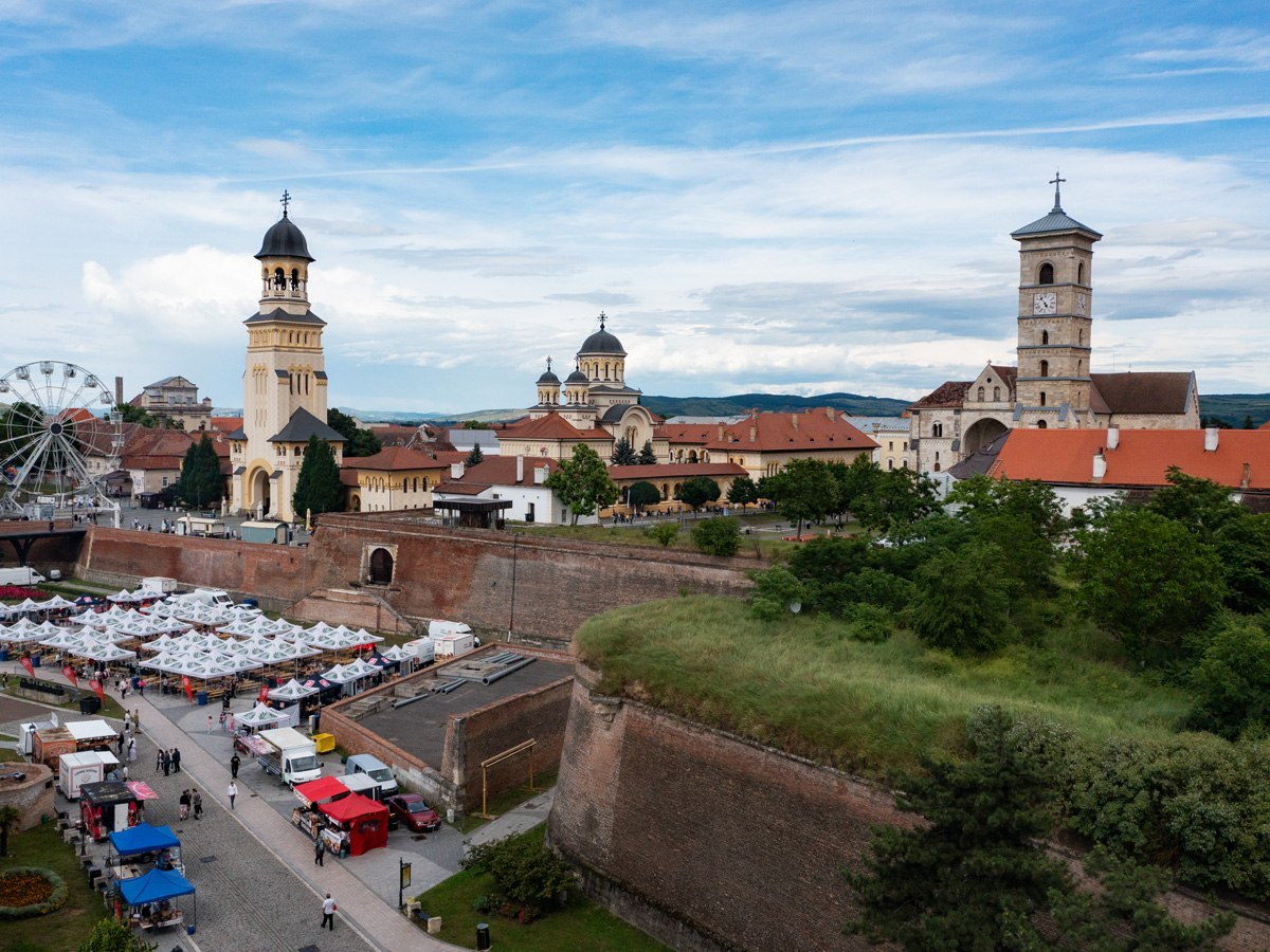 Luftaufnahme der Festung Alba Carolina in Alba Iulia mit Stadtfest, orthodoxer Kathedrale und römisch-katholischer Kathedrale.