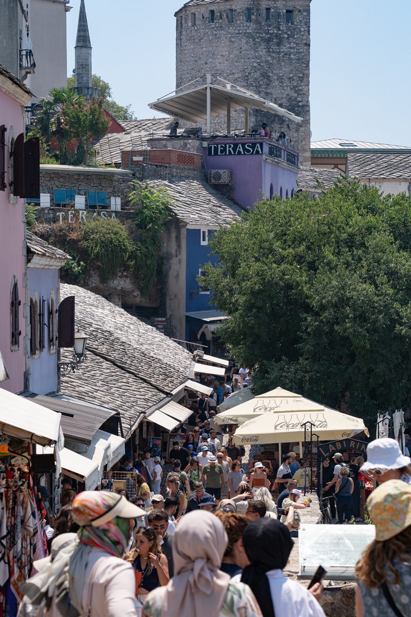 Belebte Basargasse Kujundžiluk in der Altstadt von Mostar