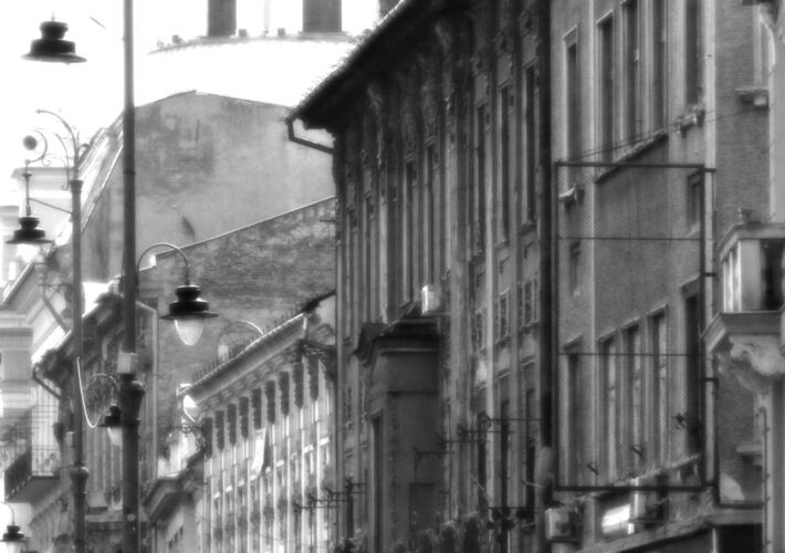 Historische Häuserzeile in Arad in Rumänien in Schwarz-Weiß