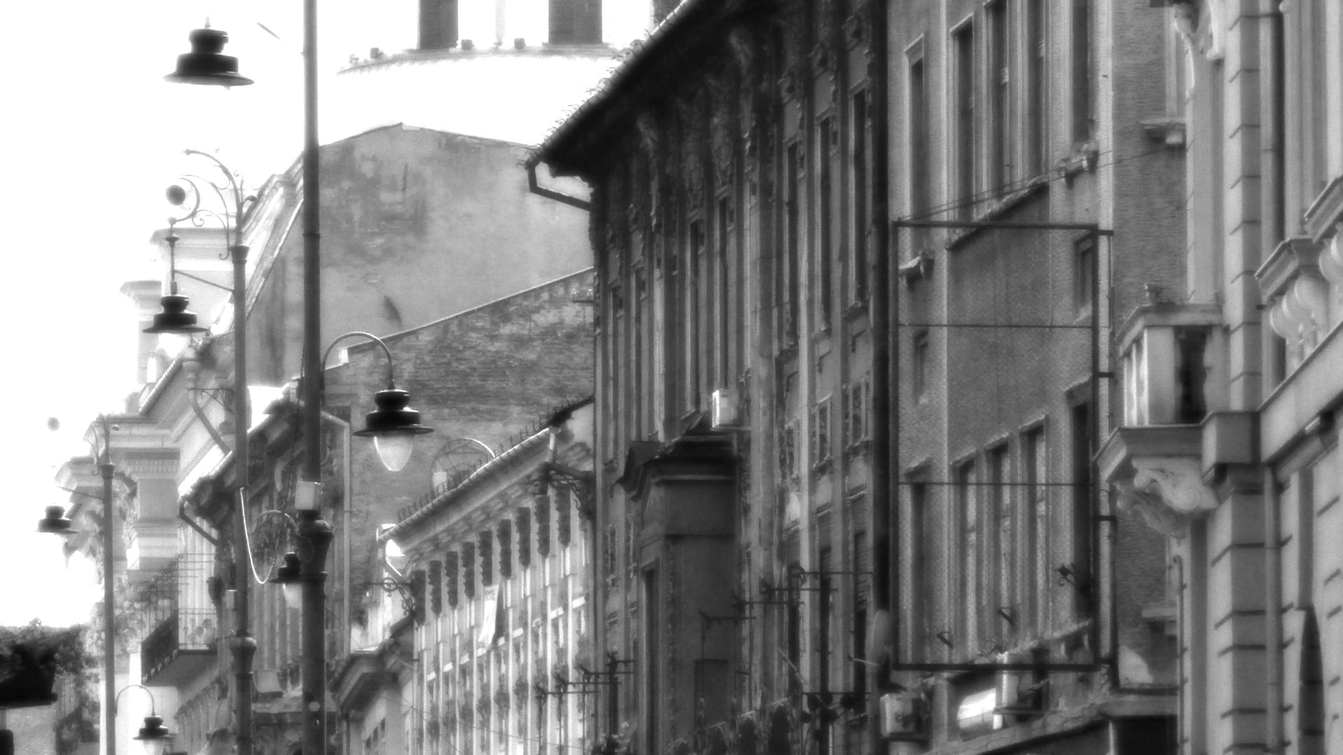 Historische Häuserzeile in Arad in Rumänien in Schwarz-Weiß