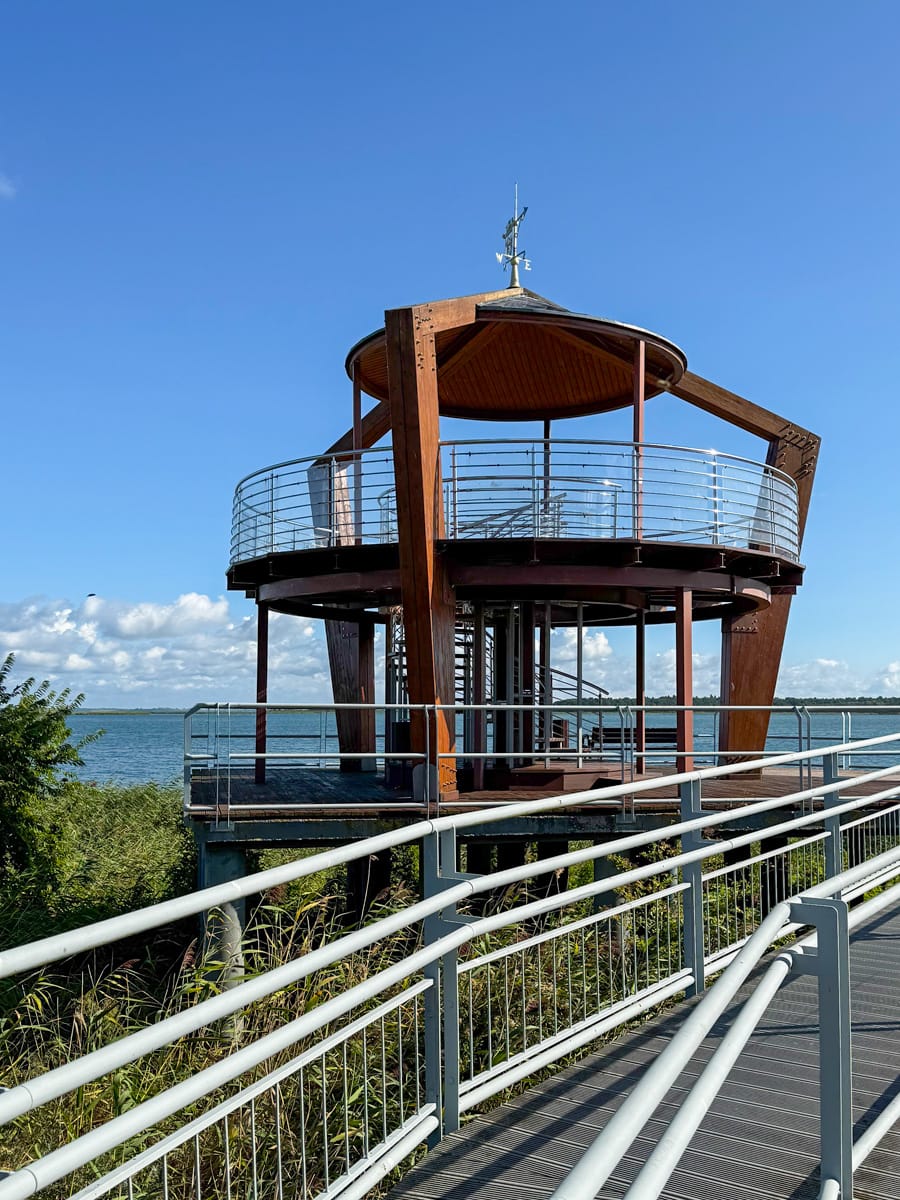 Aussichtsturm am Wasser in Nowe Warpno mit Blick über den Neuwarper See in Polen