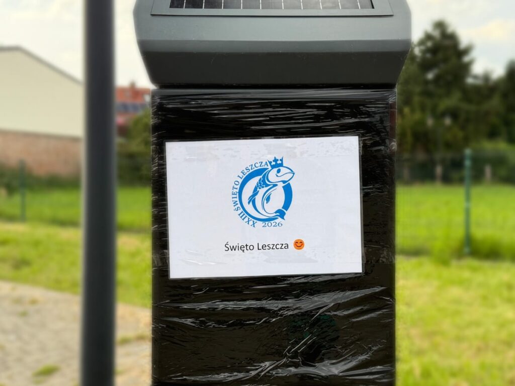 Schwarz eingepackter Parkautomat mit Hinweis auf das 23. Brassenfest 2026 in Nowe Warpno