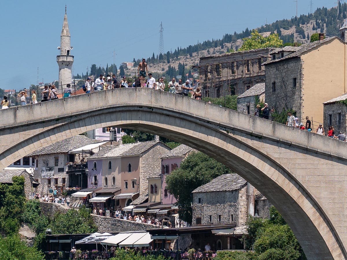 Brückenspringer wartet auf der Brüstung der Stari Most in Mostar