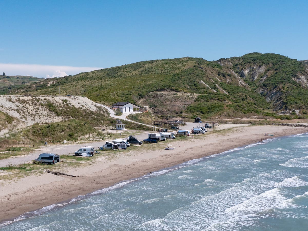 Wohnmobile auf einem Campingplatz direkt am Meer an der albanischen Adriaküste