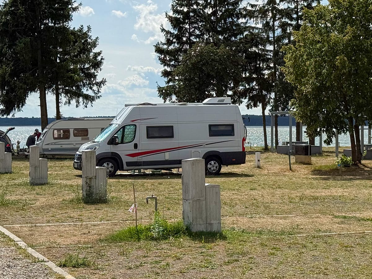 Camping Mila in Nowe Warpno mit Wohnmobilstellplätzen direkt am Neuwarper See