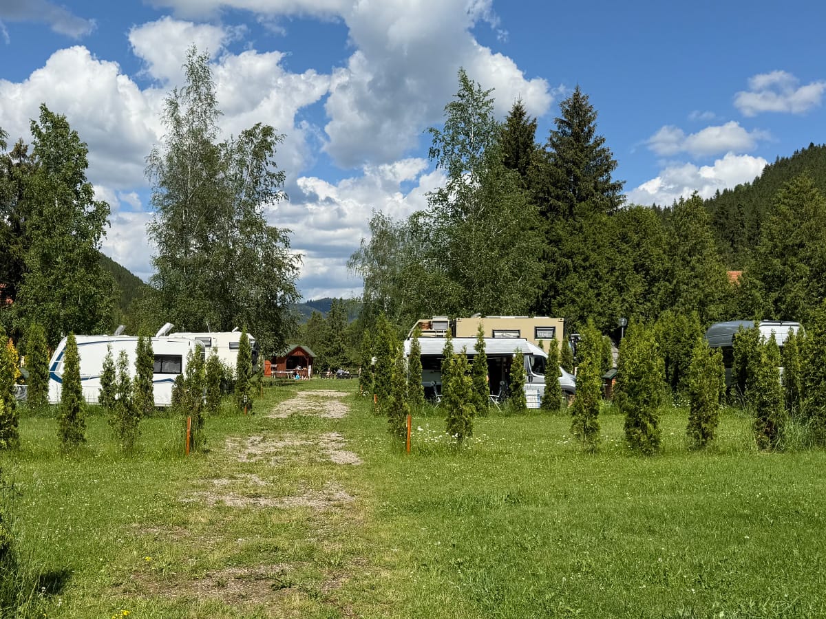 Ruhiger Campingplatz in Rumänien, mit Wohnmobilen inmitten der Natur
