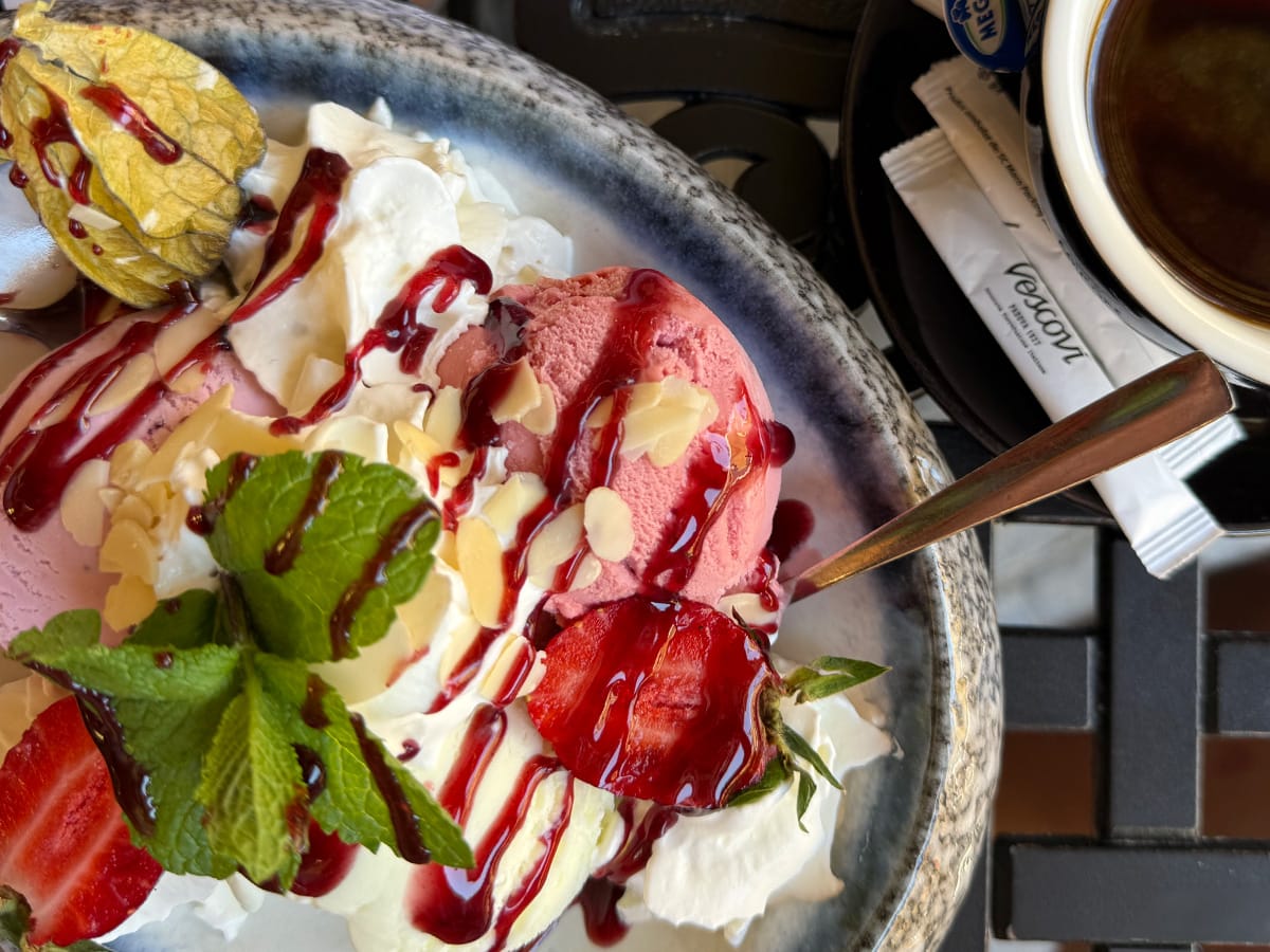 Dracula Ice Cream im Restaurant Casa Vlad Dracul in der Altstadt von Sighișoara (Schäßburg), Rumänien