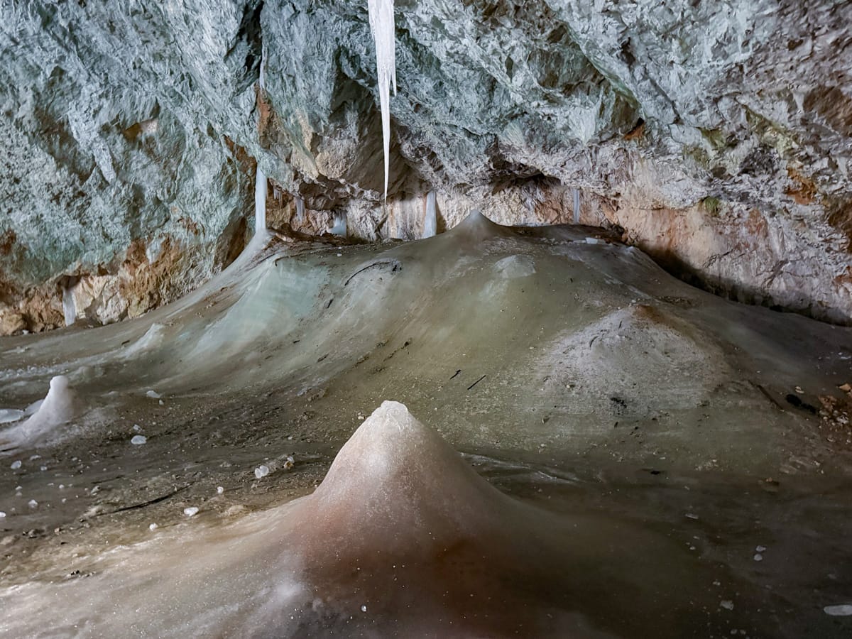 Unterirdischer Gletscher in der Eishöhle von Scărișoara im Apuseni-Gebirge in Siebenbürgen, Rumänien.