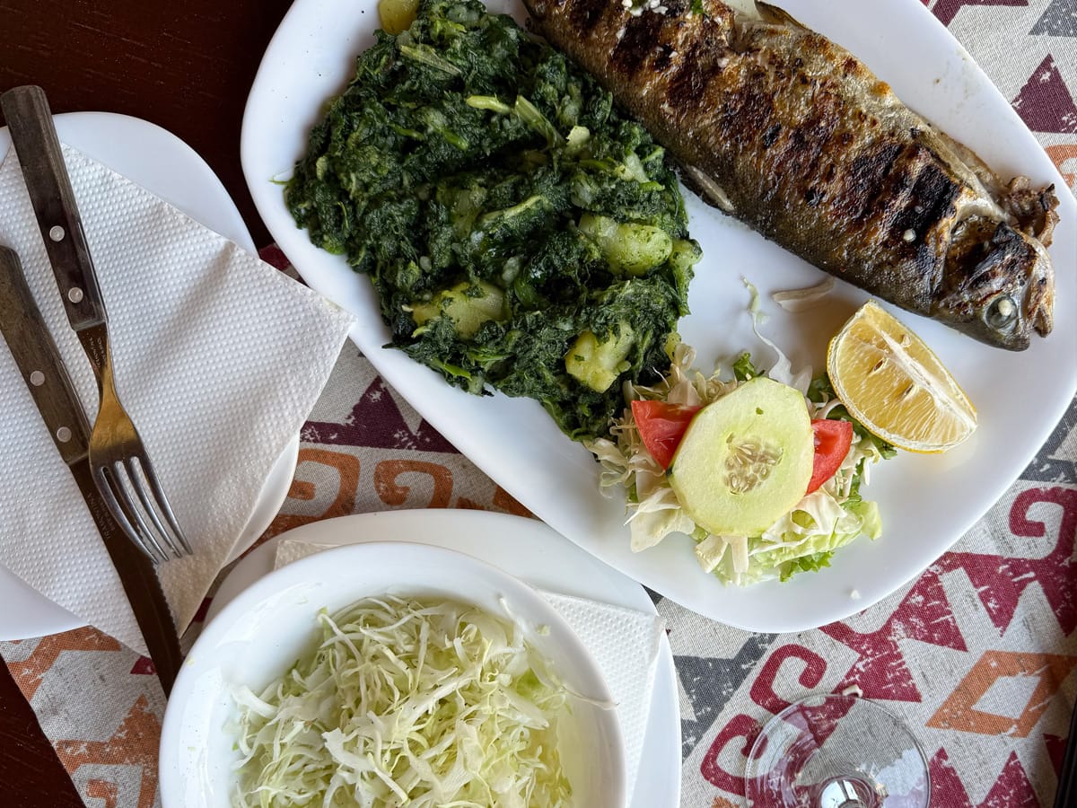 Gegrillte Forelle mit Blitva, Kartoffeln und Weißkohl im Hindin Han in Mostar
