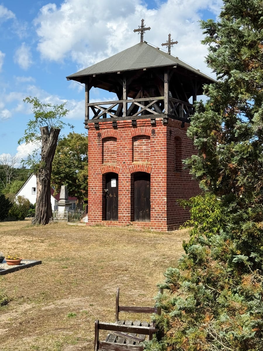 Historischer freistehender Glockenstuhl der Kirche auf dem Friedhof in Altwarp