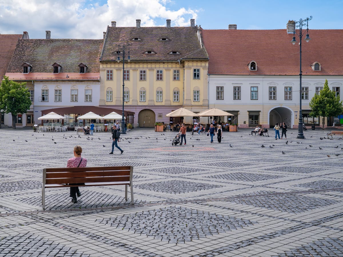 Historische Häuser mit den typischen Augenfenstern am Großen Ring in Hermannstadt (Sibiu) in Siebenbürgen.