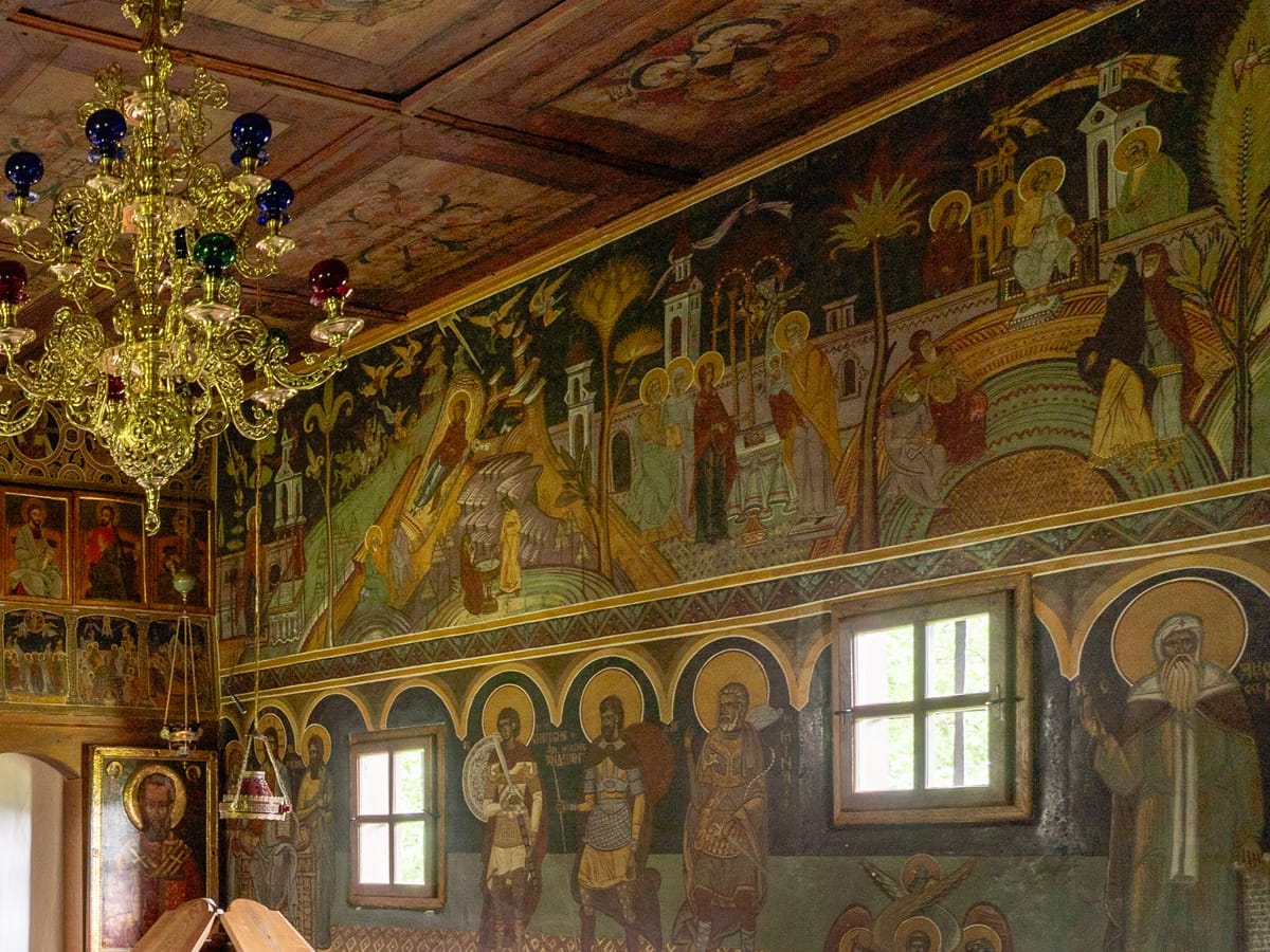 Bemalter Innenraum der rumänisch-orthodoxen Holzkirche im Kloster Lupșa mit Fresken, Ikonen und bemalter Holzdecke in Siebenbürgen.