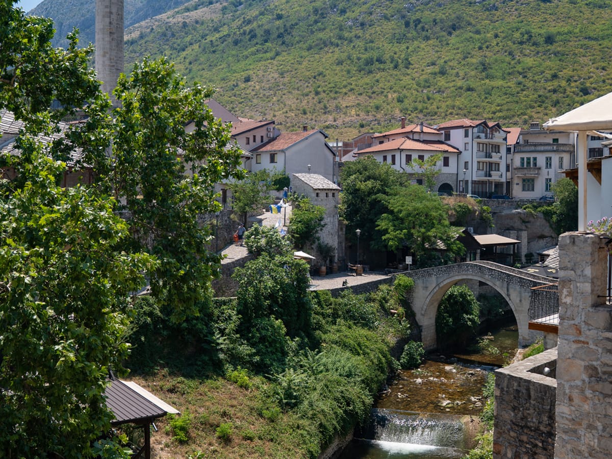 Kriva Ćuprija über dem Fluss Radobolja in Mostar