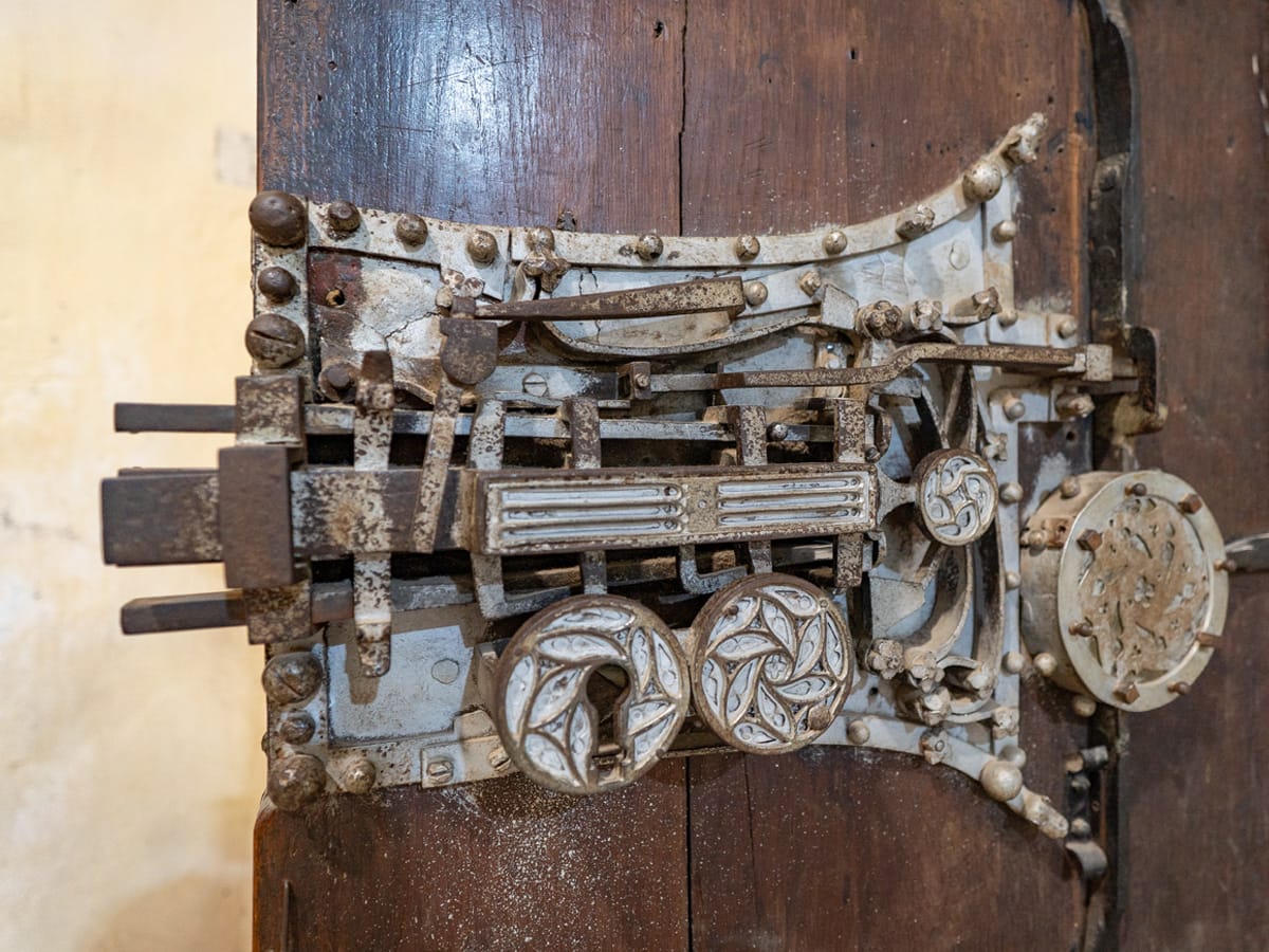 Historisches Mehrfachverriegelungsschloss an der Sakristeitür der Kirchenburg Biertan in Siebenbürgen mit mehreren Verriegelungsriegeln und kunstvoller Mechanik.