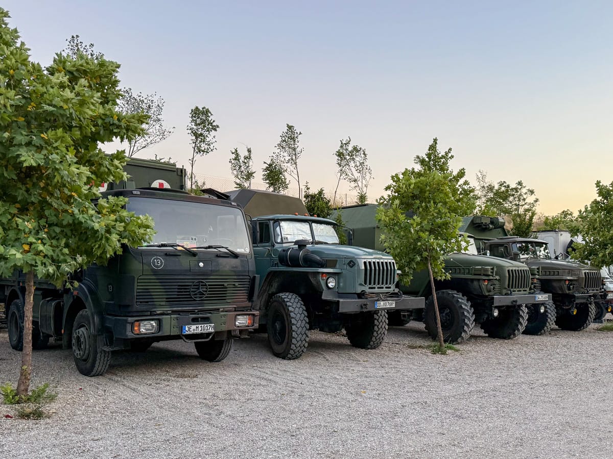 Restaurierte historische Militärfahrzeuge auf dem Neretva Camping bei Mostar