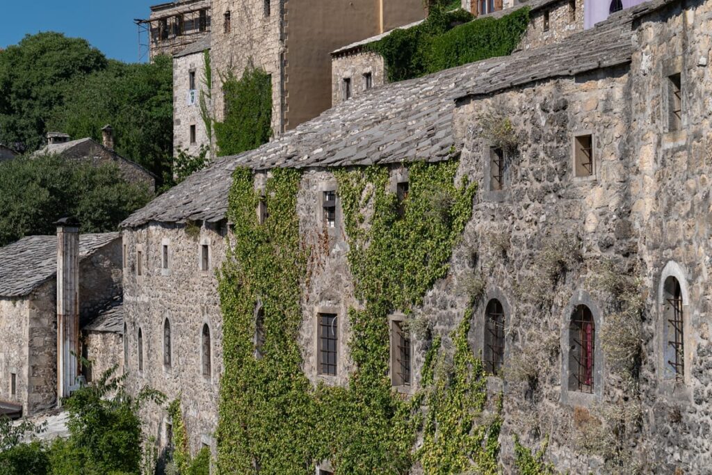 Alte Natursteinhäuser mit traditionellen Steindächern in der Altstadt von Mostar