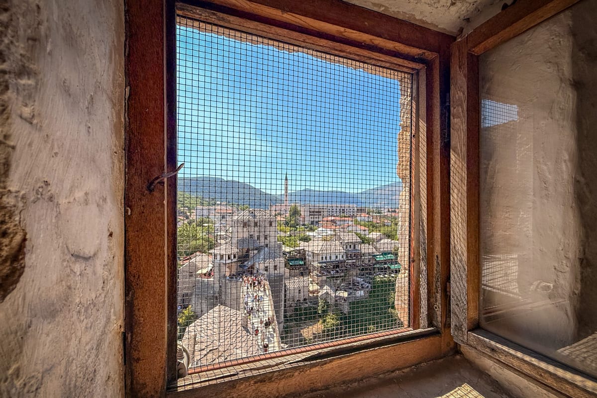 Blick aus dem Brückenturm des Old Bridge Museum durch ein vergittertes Holzfenster über Mostar