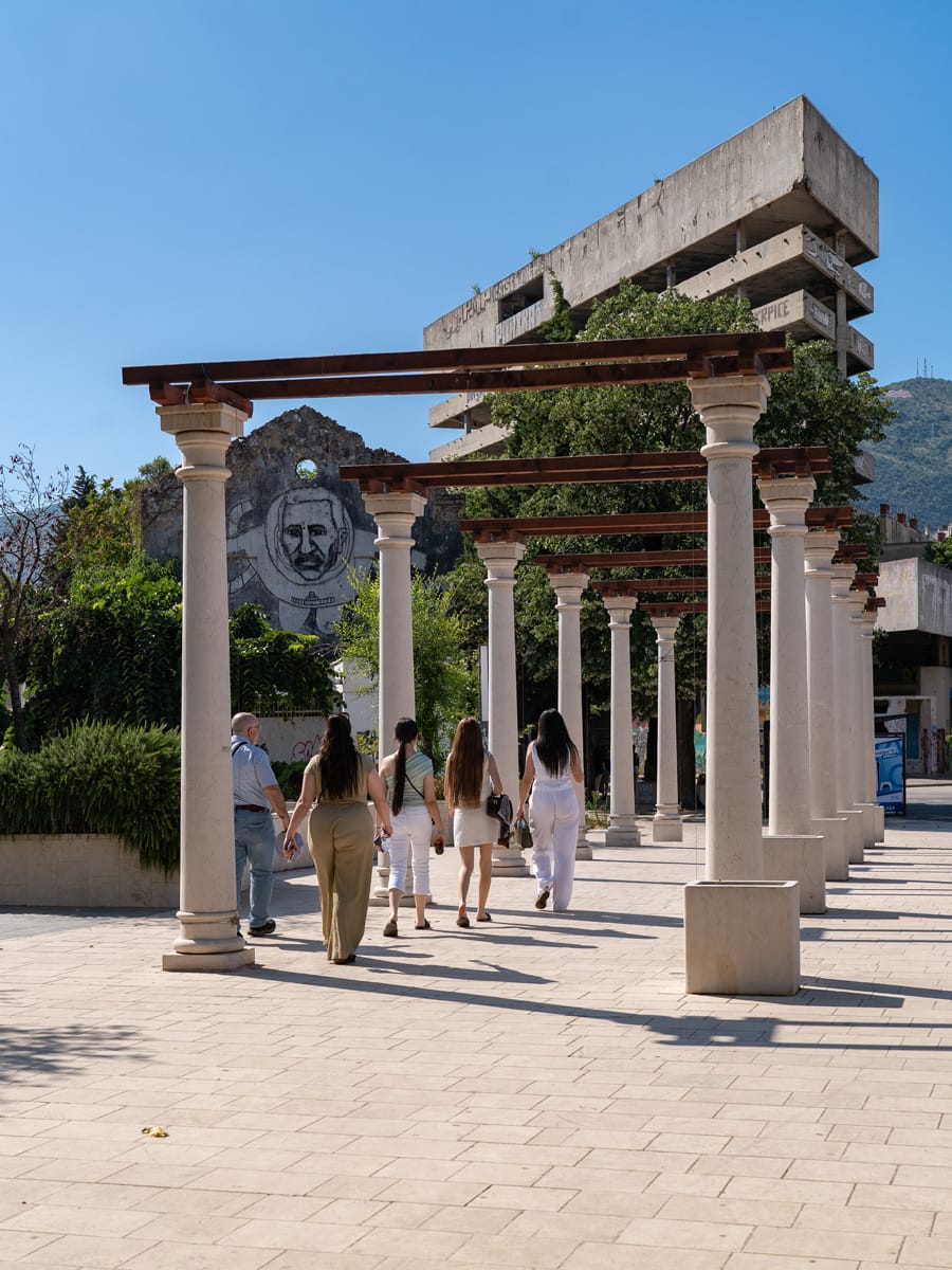 Gimnazija Mostar mit Sniper Tower am Spanischen Platz