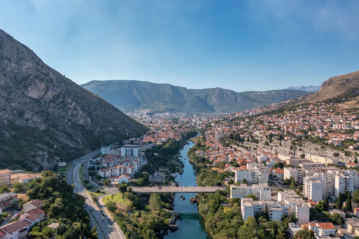Luftaufnahme von Mostar mit der Neretva und den umliegenden Bergen