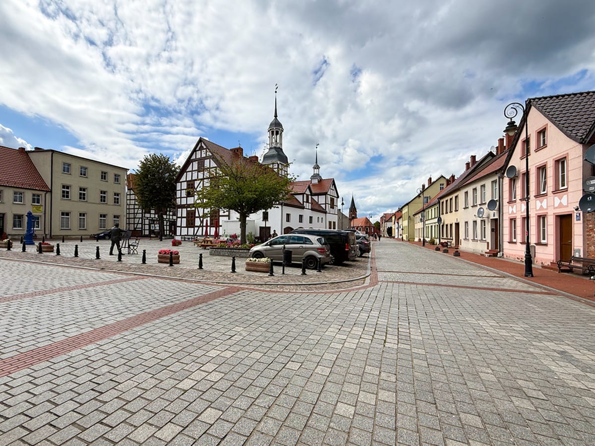 Historisches Fachwerk-Rathaus und Ortszentrum von Nowe Warpno in Polen