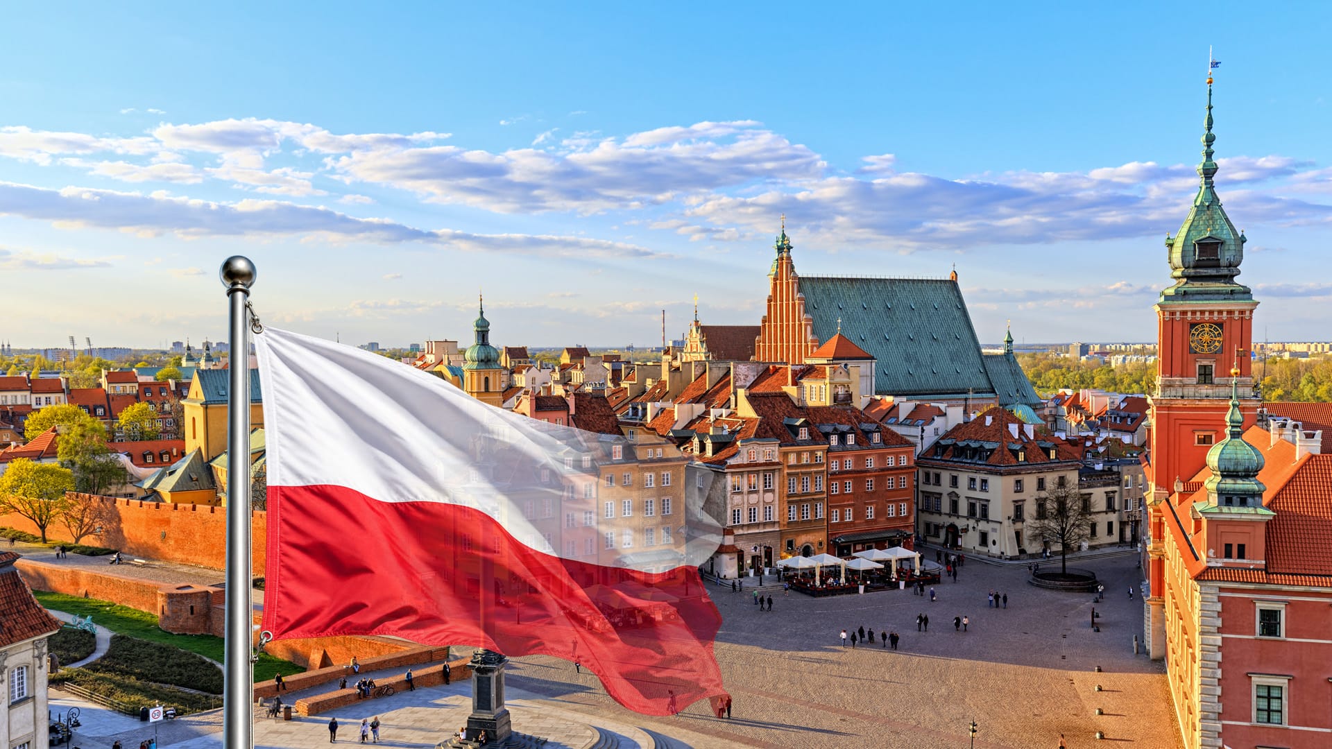 Blick über die Altstadt von Warschau mit polnischer Flagge im Vordergrund