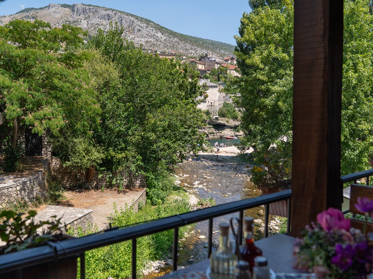 Blick von der Terrasse des Hindin Han auf die Radobolja und die kleine Sprunganlage in Mostar