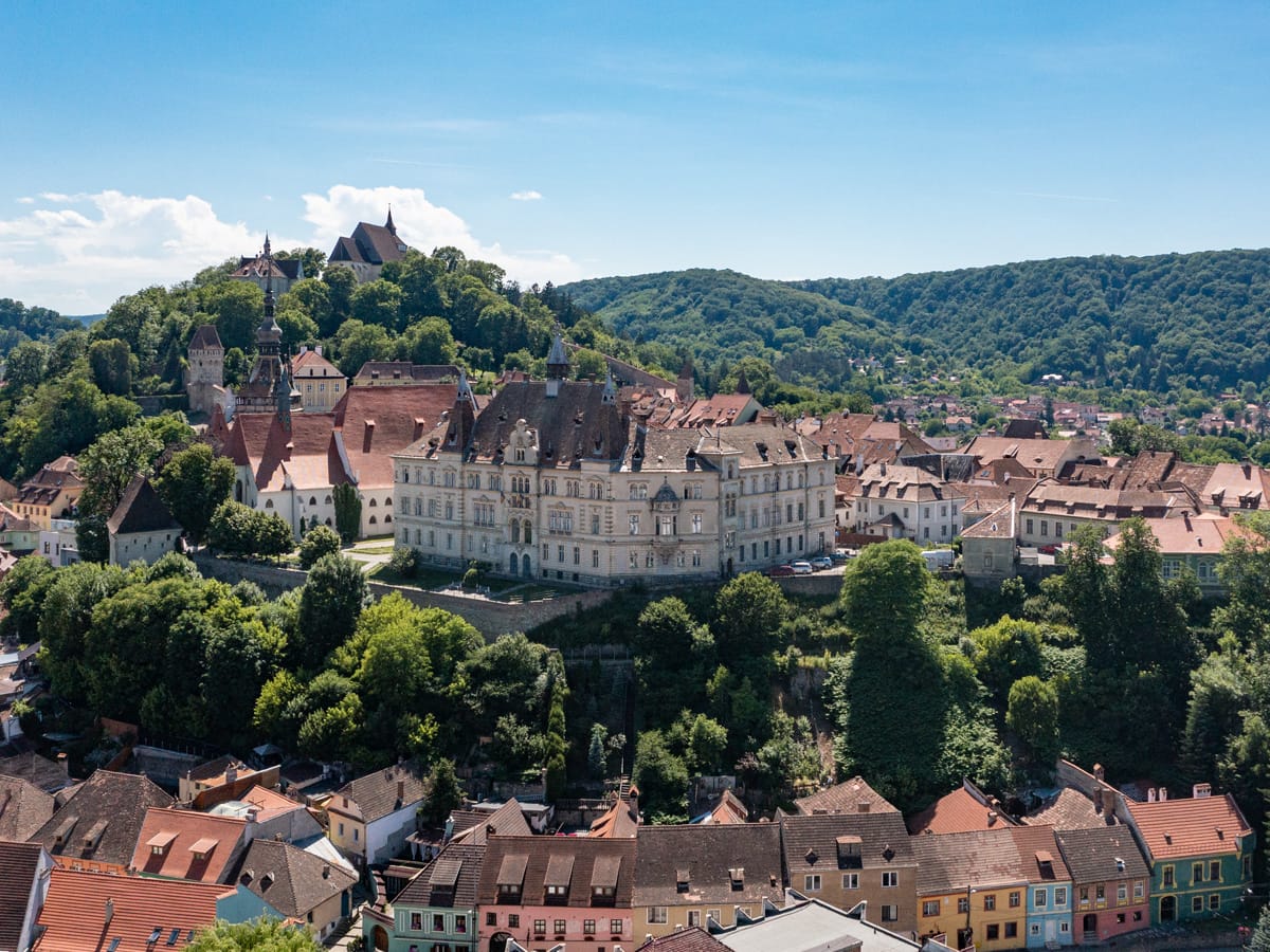 Drohnenaufnahme der Altstadt von Sighișoara (Schäßburg) in Siebenbürgen, Rumänien