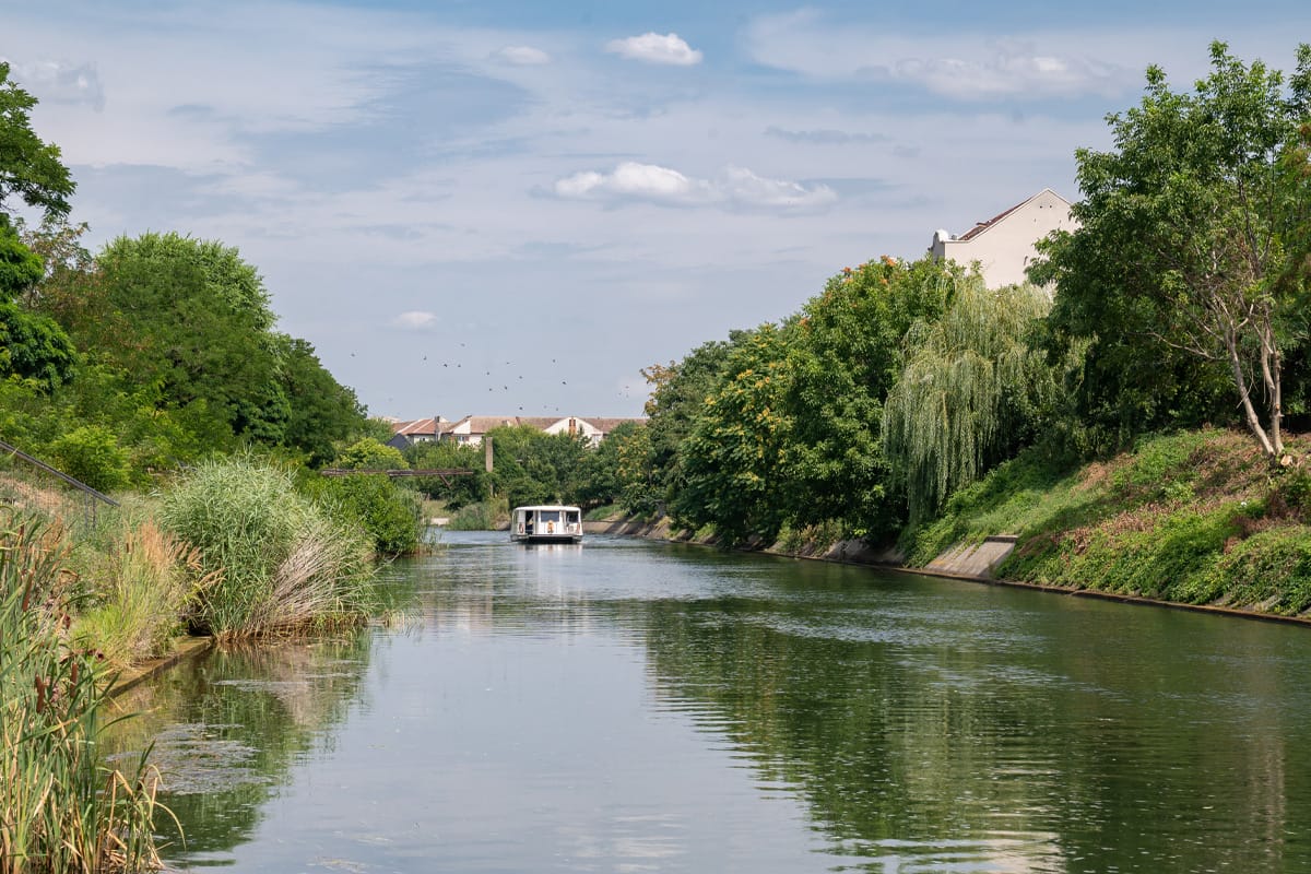 Vaporetto auf dem grünen Bega-Kanal in Timișoara