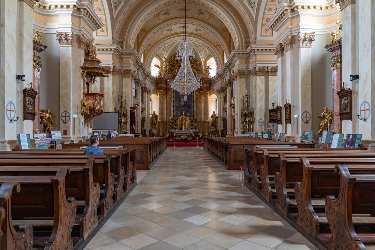 Innenraum des römisch-katholischen Doms St. Georg in Timișoara mit Blick auf den Hauptaltar
