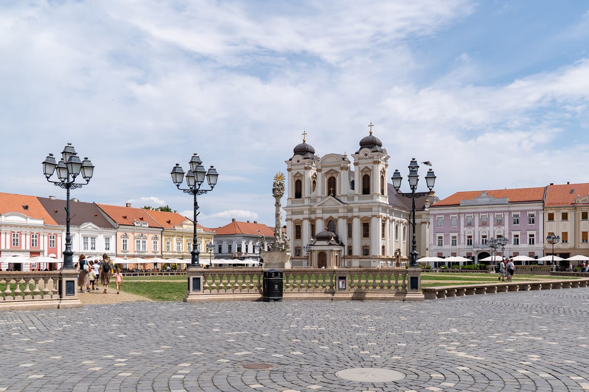 Piața Unirii in Timișoara mit Dom, Dreifaltigkeitssäule und historischen Fassaden
