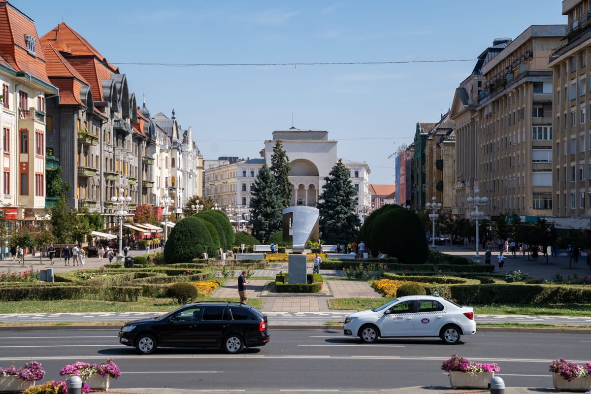 Piața Victoriei in Timișoara mit dem Opernhaus im Hintergrund