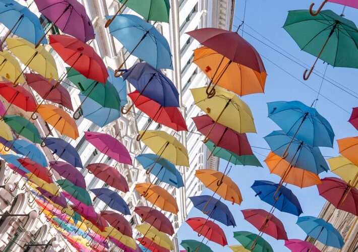 Bunte Regenschirme über der Regenschirmstraße in Timișoara, Rumänien