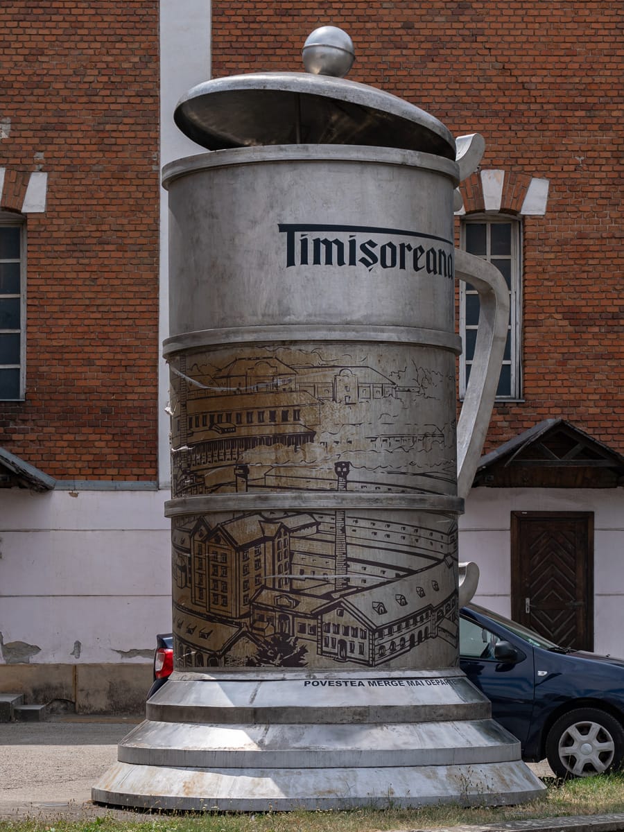 Großer Timișoreana-Bierkrug vor der historischen Brauerei in Timișoara