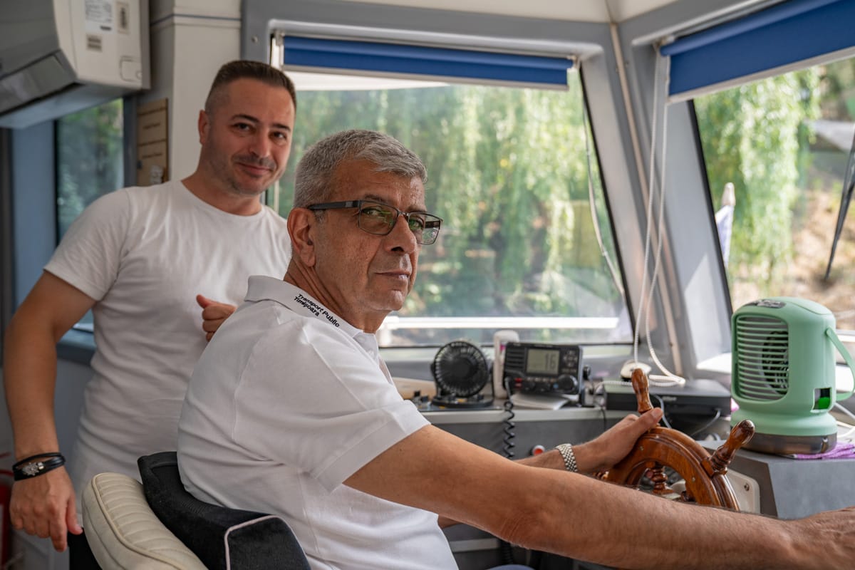 Kapitän am Steuer des Vaporetto auf dem Bega-Kanal in Timișoara
