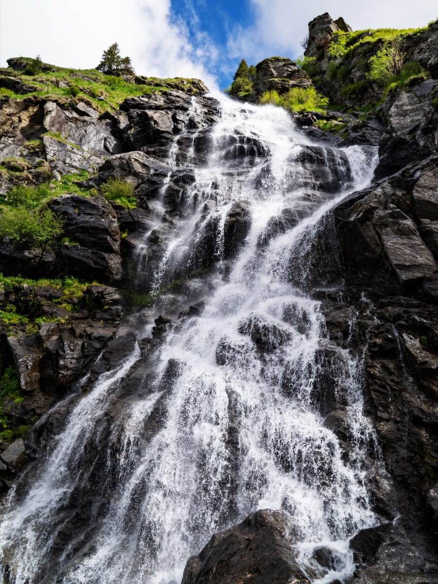 Wasserfall an der Transfăgărășan in den rumänischen Karpaten kurz nach der Öffnung der Passstraße im Juni.