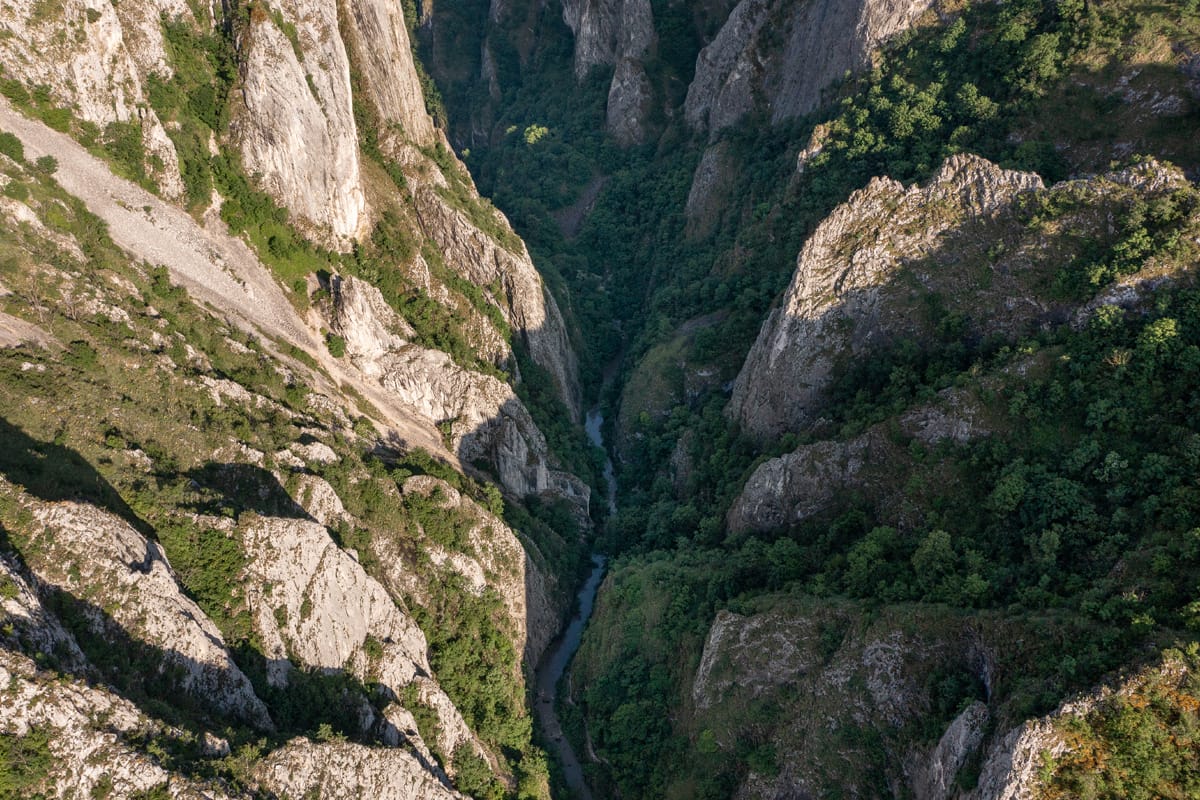Steile Felswände der Turda-Schlucht mit dem Hășdate-Bach