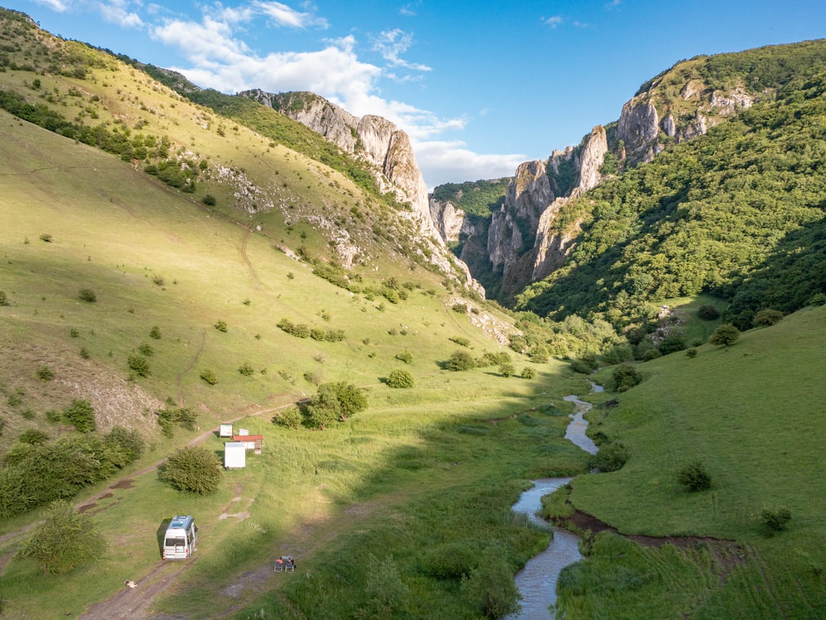 Wohnmobil an der Turda-Schlucht bei Petreștii de Jos im Juni 2026