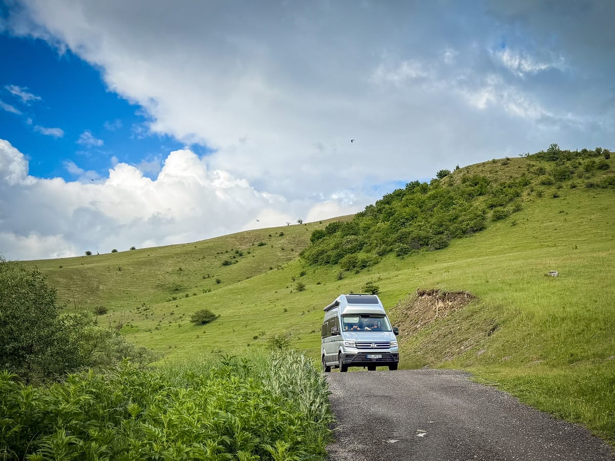 Wohnmobil auf der Anfahrt zur Turda-Schlucht bei Petreștii de Jos