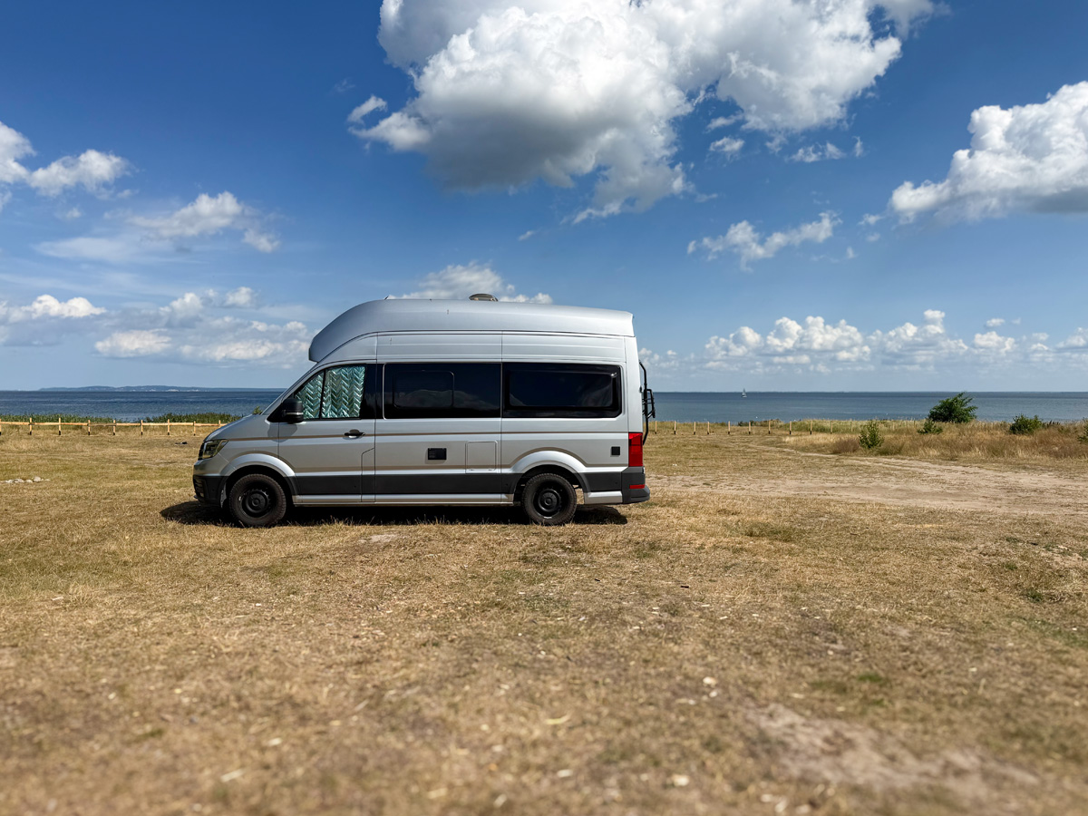 VW Grand California auf einem einsamen Stellplatz am Stettiner Haff bei Nowe Warpno in Polen