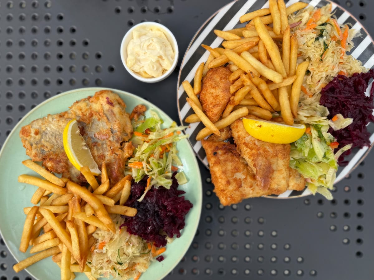 Zander und Ostsee-Dorsch mit Pommes und Salaten in Nowe Warpno in Polen