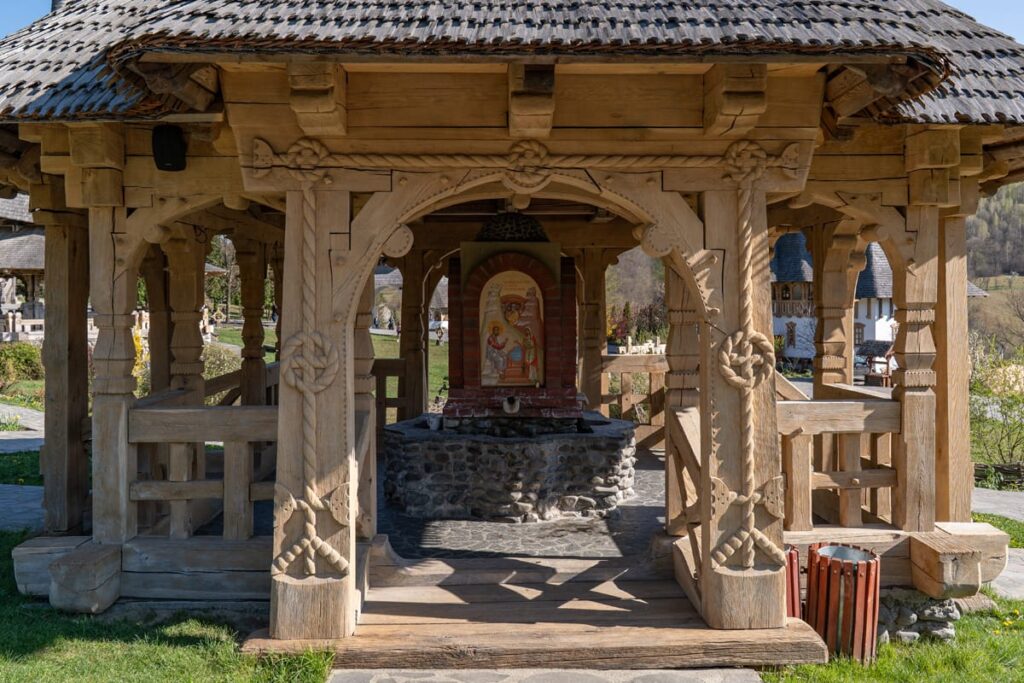 Aghiasmatar, die offene Weihwasser-Kapelle im Kloster Bârsana mit geschnitzten Holzsäulen