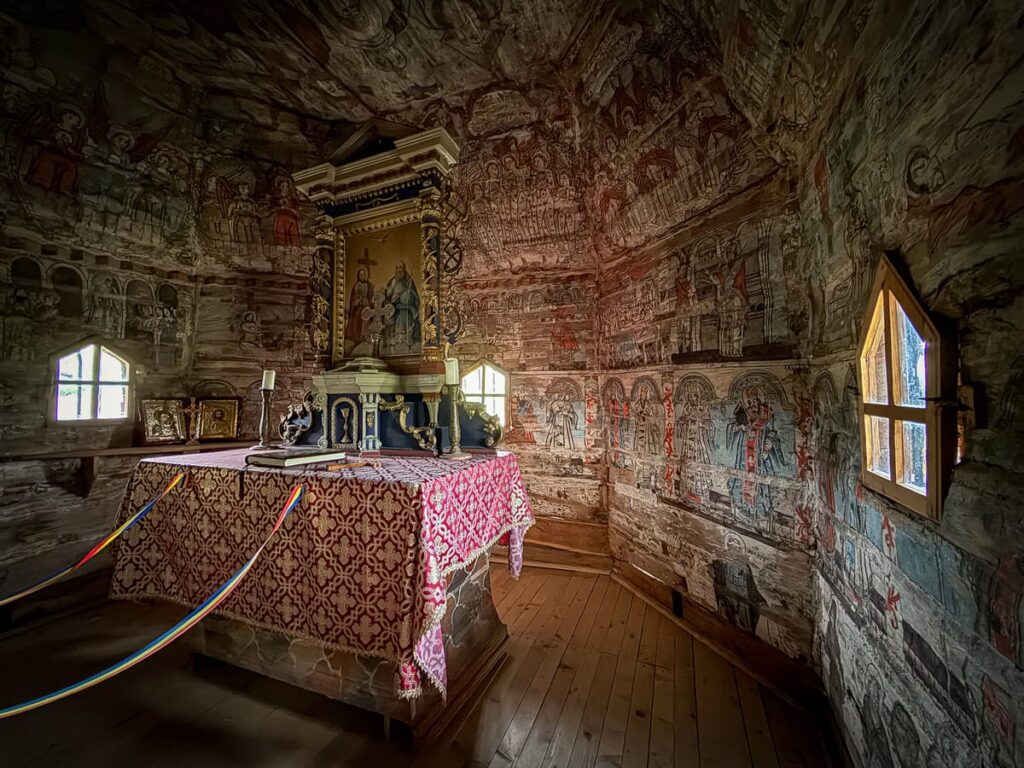 Altarraum der UNESCO-Holzkirche Mariä Tempelgang in Bârsana mit historischen Wandmalereien