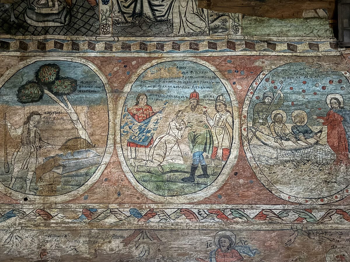 Drei historische Bildszenen der Wandmalerei in der Holzkirche Mariä Tempelgang in Bârsana