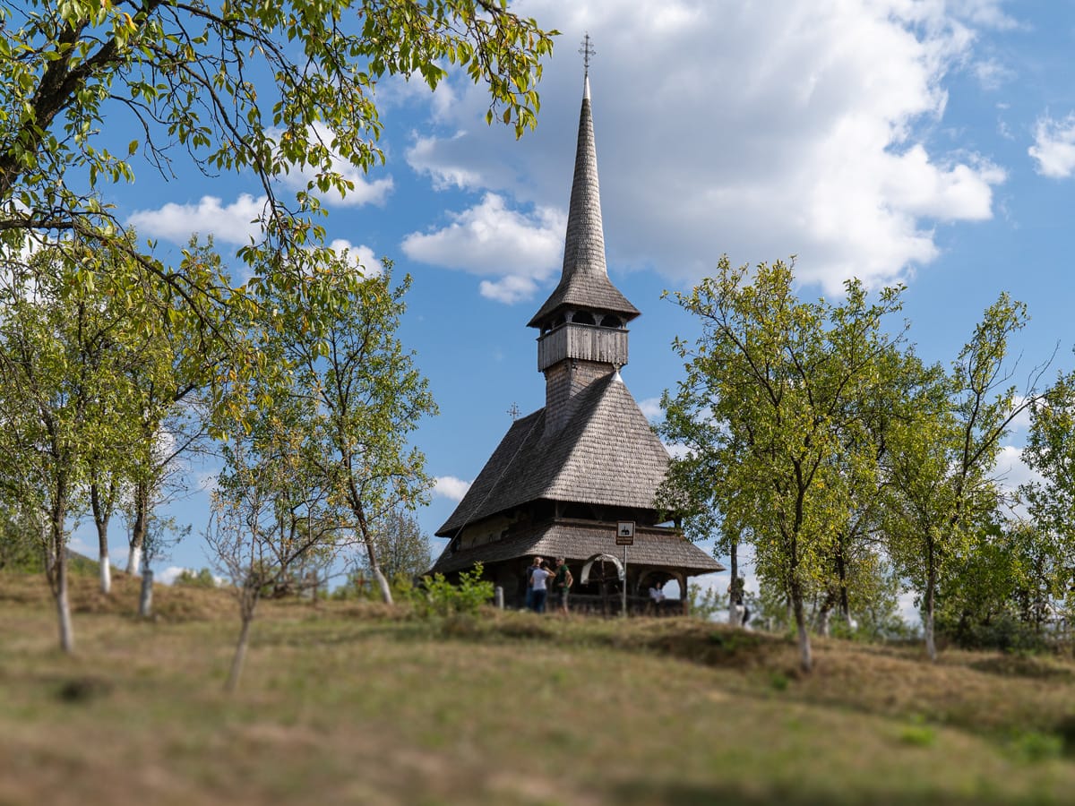 Doppelte Traufe und Schindeldach der Holzkirche Mariä Tempelgang in Bârsana
