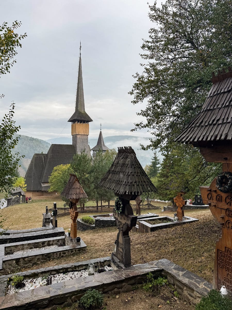 friedhof-kloster-barsana-holzkirche-mararmures.jpg