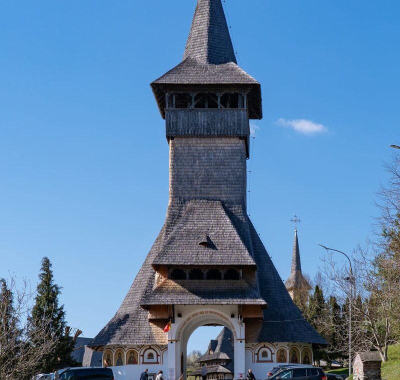 Glockenturm mit Tordurchfahrt am Eingang des Klosters Bârsana