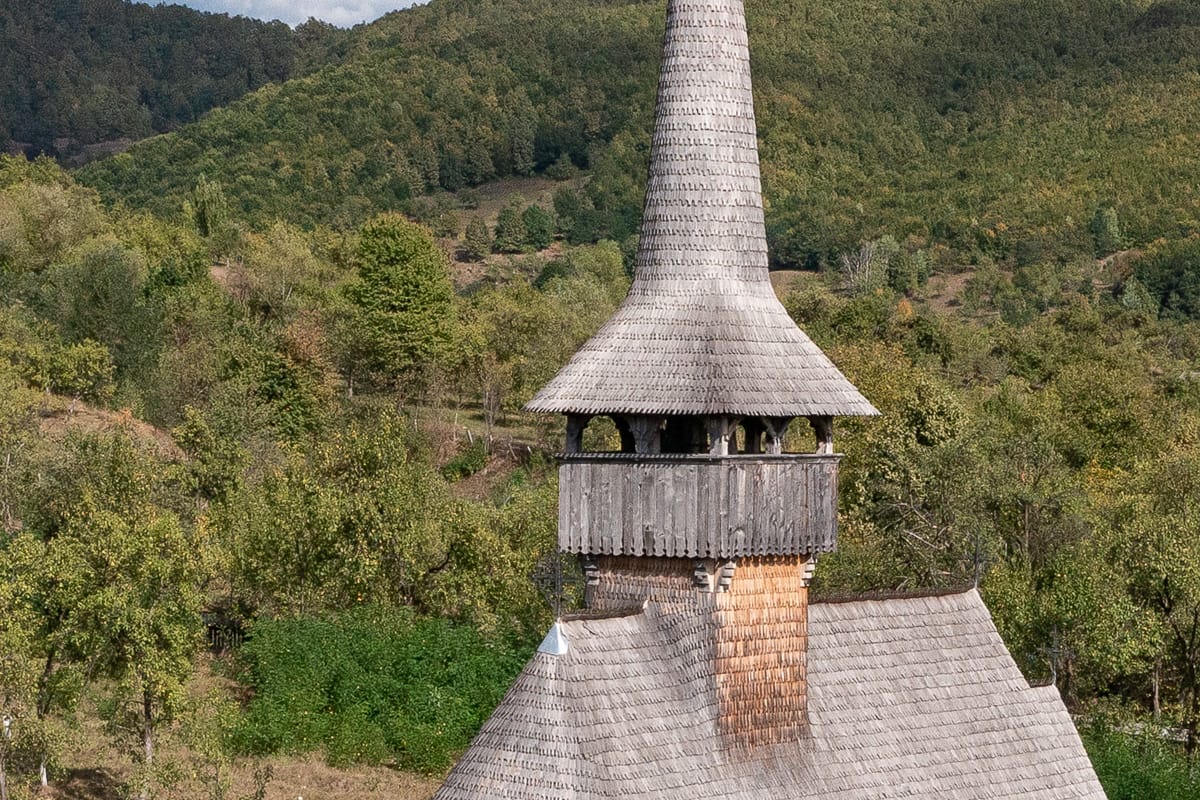 Glockenturm und Schindeldach der Holzkirche Mariä Tempelgang in Bârsana