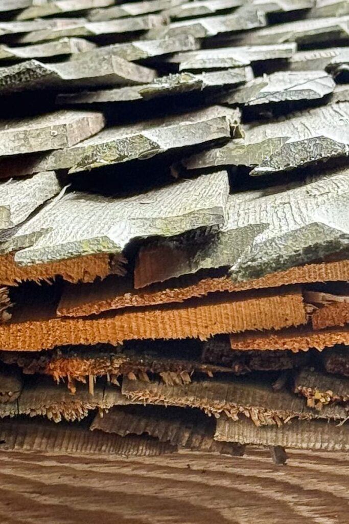 Nahaufnahme der übereinanderliegenden Holzschindeln in Bârsana