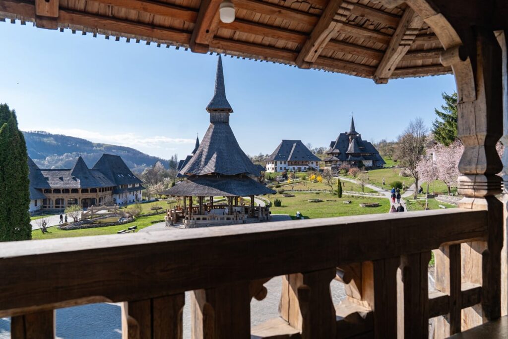 Blick über die Gebäude des Klosters Bârsana mit Sommeraltar und traditionellen Holzbauten